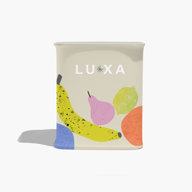 Un mostrador desplegable con frutas coloridas en toda la superficie.