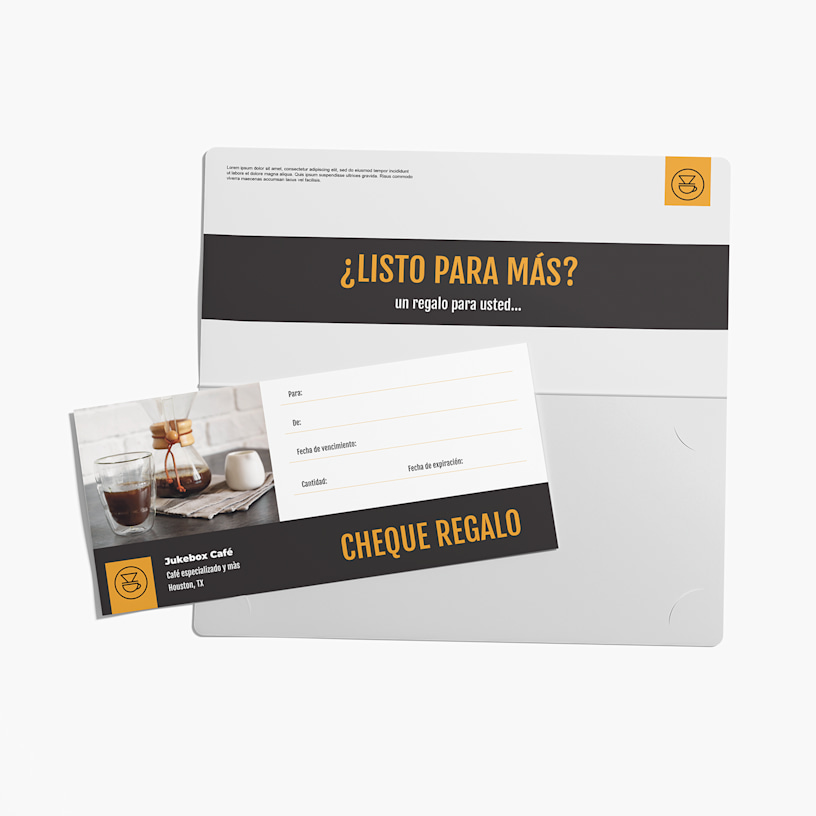 Un certificado de regalo de un café, apoyado en un sobre abierto para certificados de regalo.