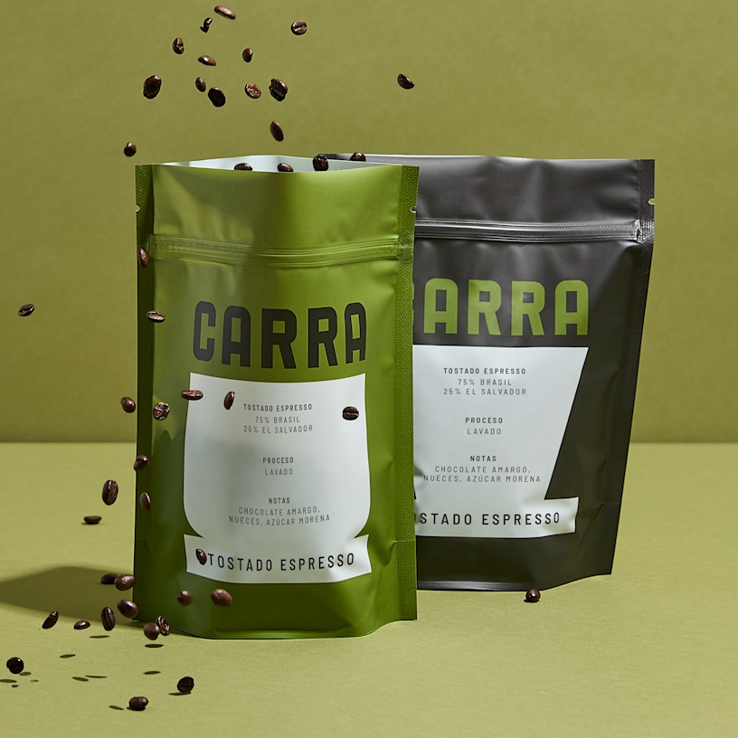 La imagen de una bolsa plana para granos de café.