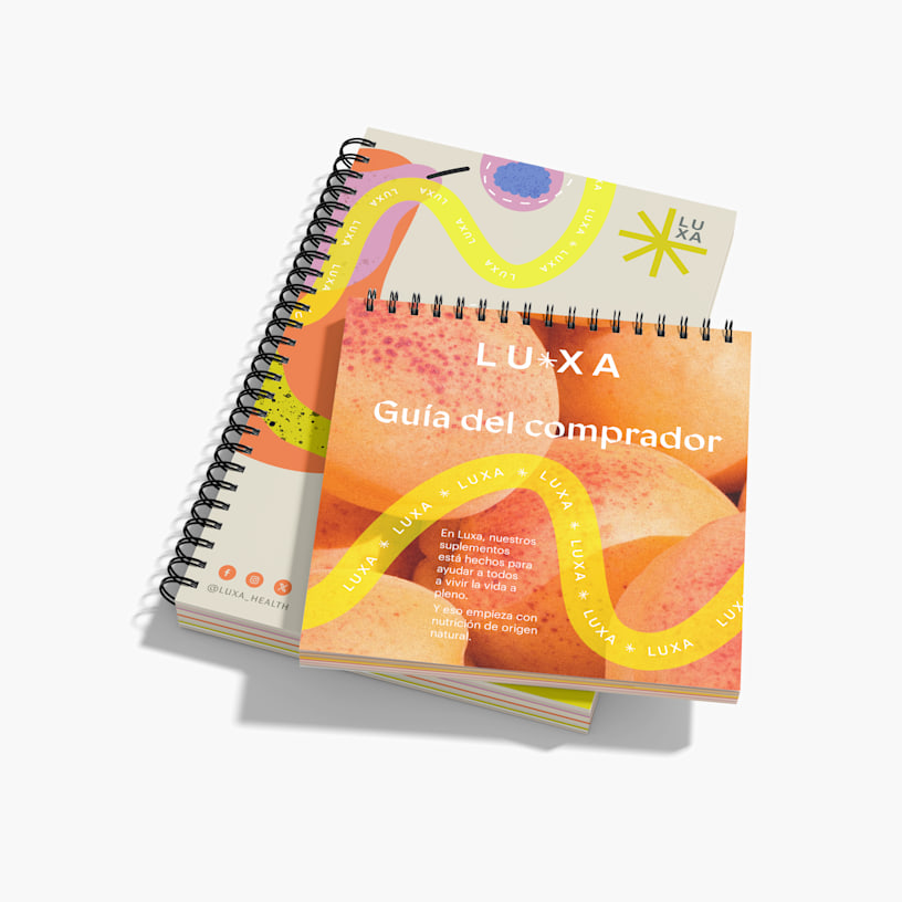 Dos guías del comprador con encuadernado de doble alambre, con gráficas abstractas coloridas de una tienda de suplementos orgánicos.