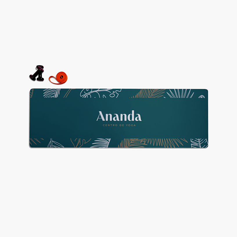 Una esterilla de yoga personalizada impresa con un borde botánico y el nombre de un estudio local de yoga. 