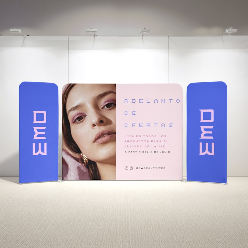  3 backings publicitarios de tubos, uno al lado del otro, promocionando una oferta de productos para el cuidado de la piel.