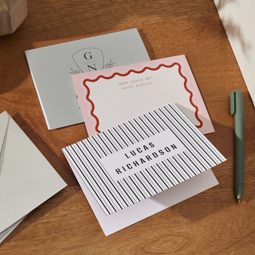 Tres notas personalizadas dispuestas sobre una mesa y con una variedad de diseños modernos. 