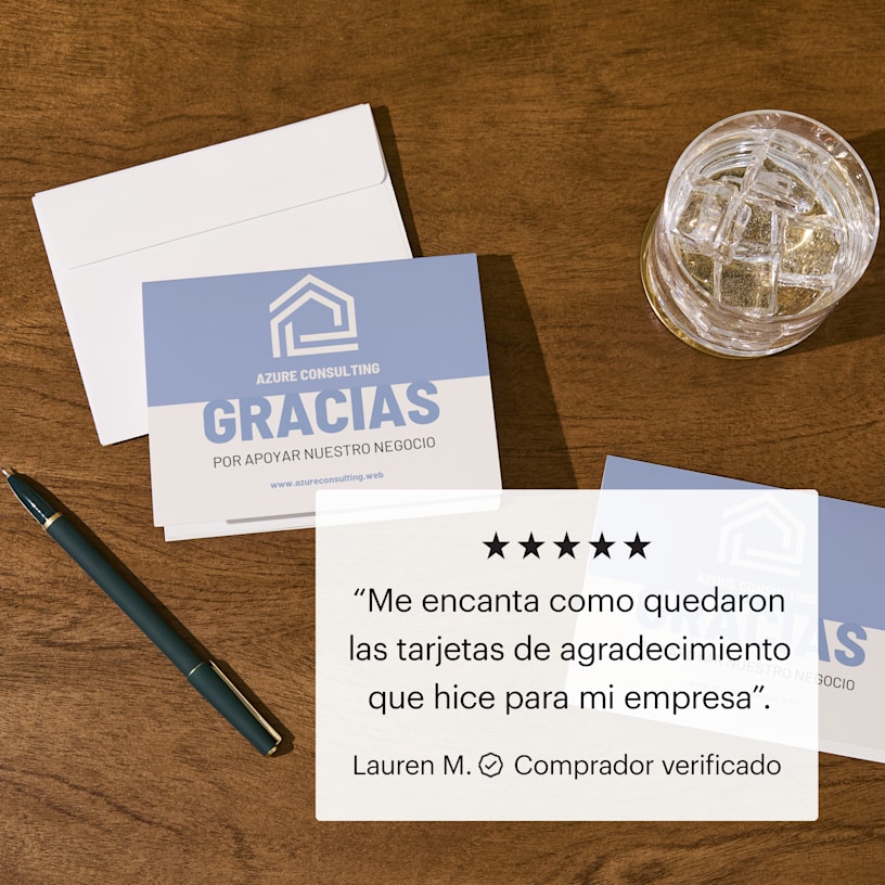 Una tarjeta de agradecimiento con una reseña de 5 estrellas que dice: «Me encanta como quedaron las tarjetas de agradecimiento que hice para mi empresa». 