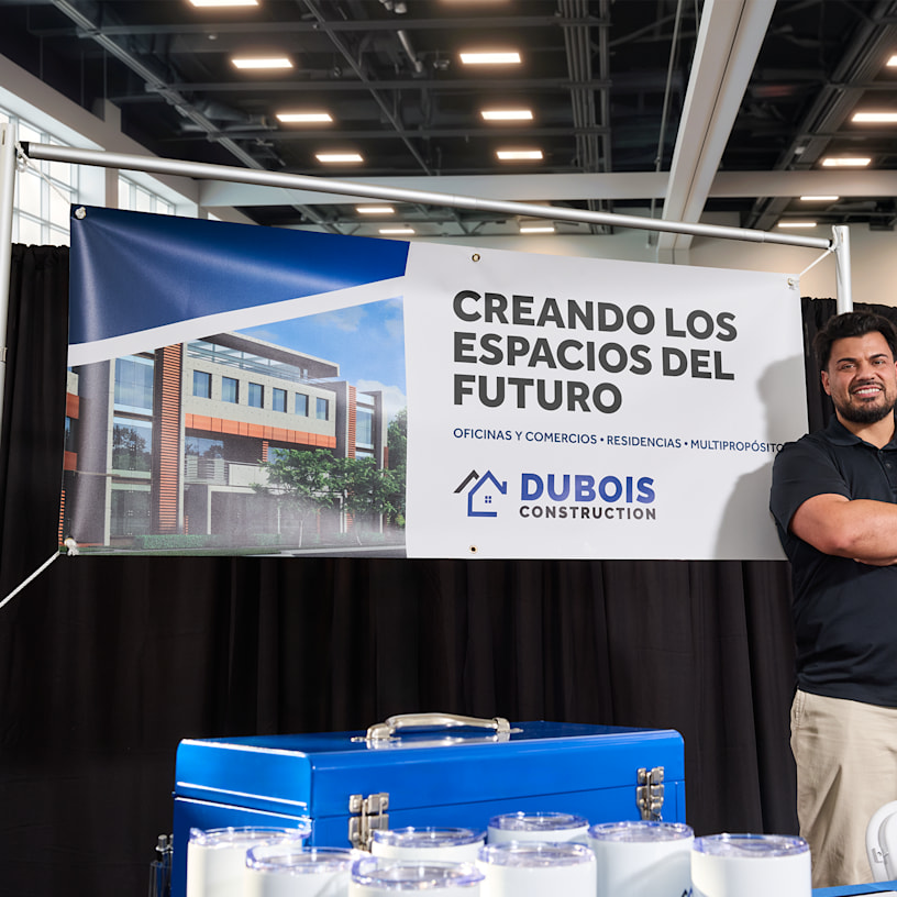 Una lona de vinilo colorida colgada, anunciando donas gratis.