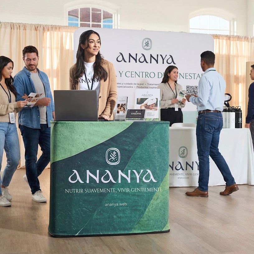 Un kit de mostrador de maleta promocionando un day spa y centro de bienestar.