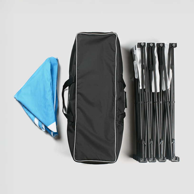 El estuche de transporte rodante, el marco y la tela de uno de nuestros pop-ups textiles.