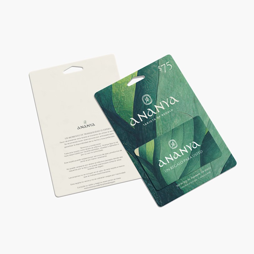 La parte de adelante y atrás de una tarjeta colgante con una tarjeta de regalo de un spa.