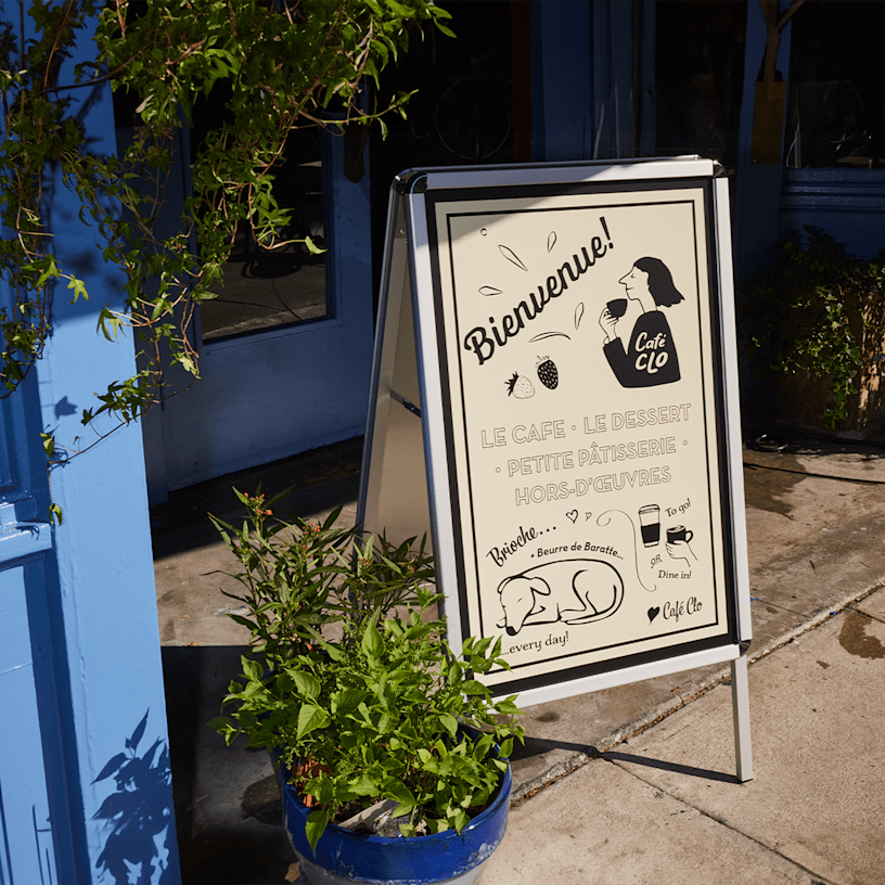 Un caballete publicitario que promociona un café.