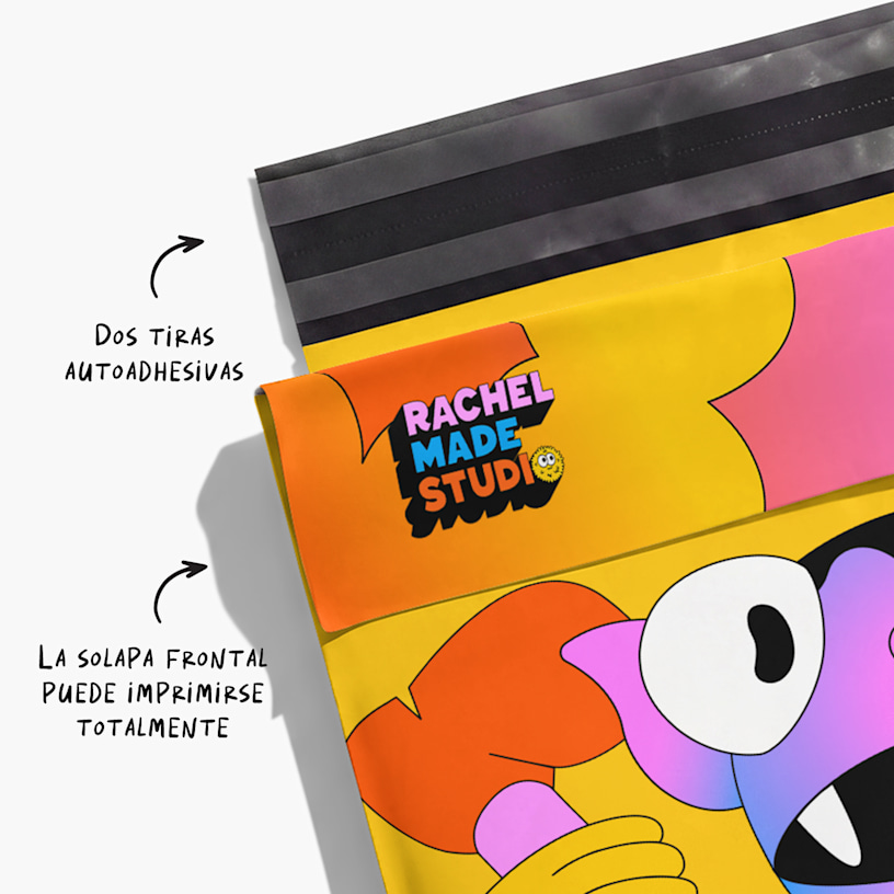 Un primer plano de un sobre de plástico para envíos personalizado mostrando las 2 tiras adhesivas que facilitan las devoluciones.