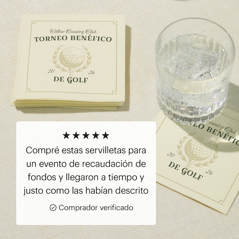 Servilletas personalizadas para un torneo de golf benéfico, apiladas junto a un vaso de agua. 