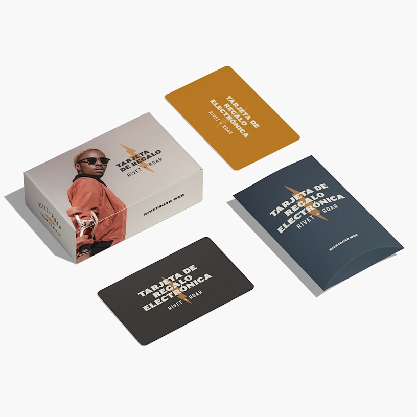Una caja tipo almohadilla y una cajita para tarjetas de regalo junto a dos tarjetas de regalo.