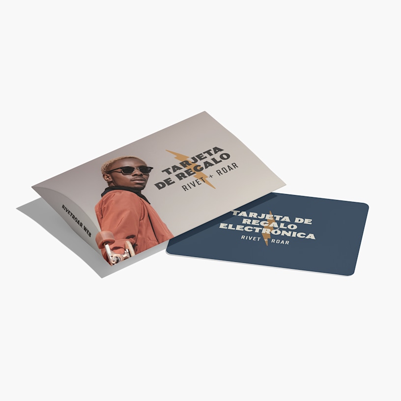 Una caja tipo almohadilla para tarjetas de regalo y una tarjeta de regalo para promocionar una boutique de ropa.