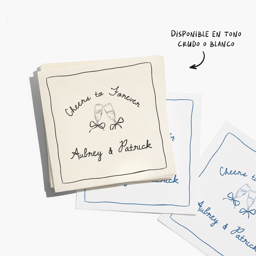 Una pila de servilletas de cóctel blancas y de color crudo personalizadas para una boda, con una nota en la que se indica que están disponibles en colores crudo y blanco. 