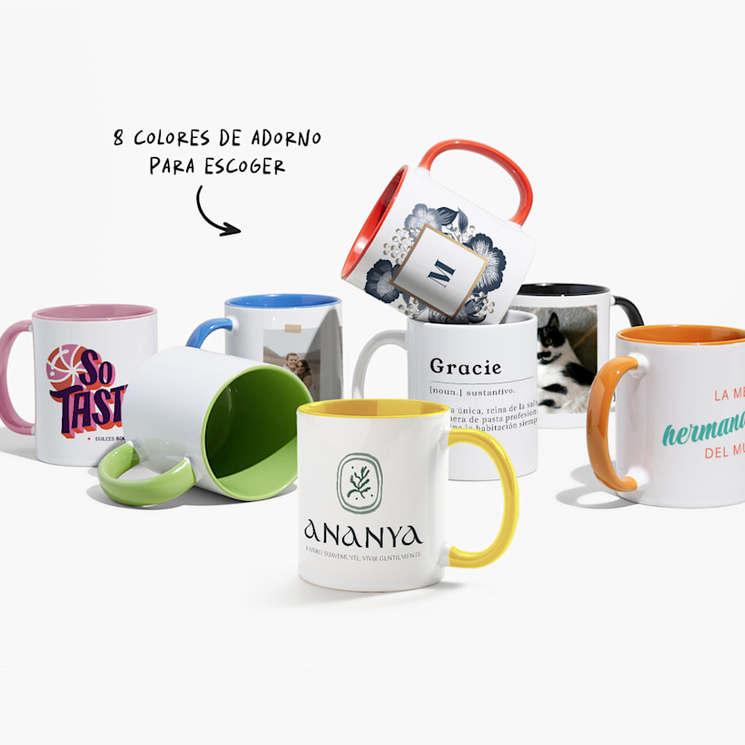 Una colección de 7 tazas personalizadas con fotos y diseños, con una nota de que hay 8 opciones de colores de contraste disponibles. 