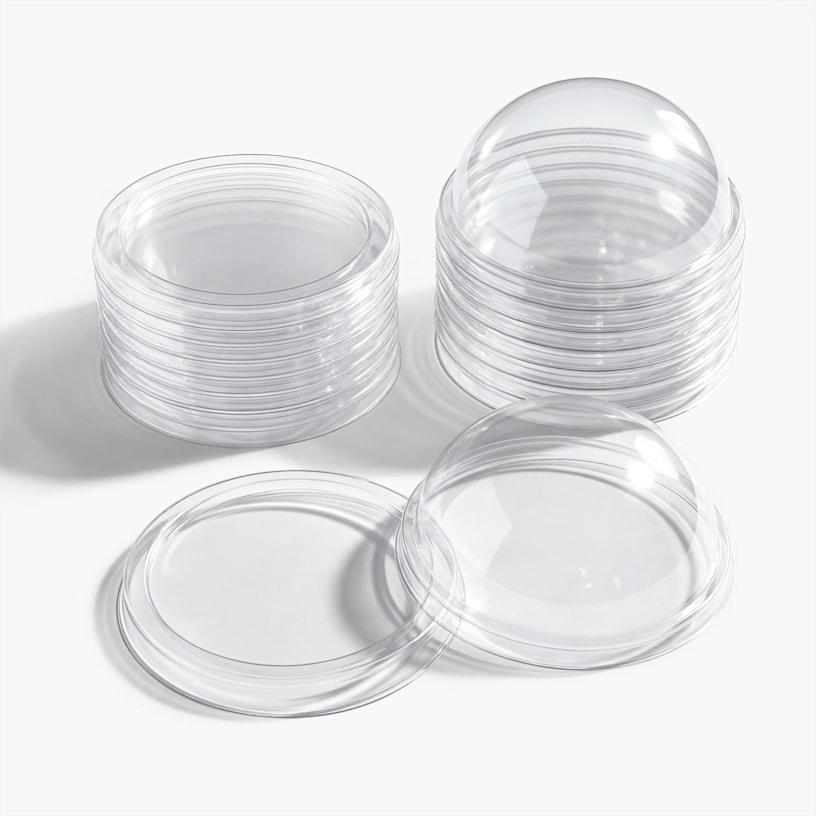 Un conjunto de tapas plásticas planas para vasos de helado y un conjunto de tapas plásticas de domo para vasos de helado, colocadas unas al lado de las otras. 