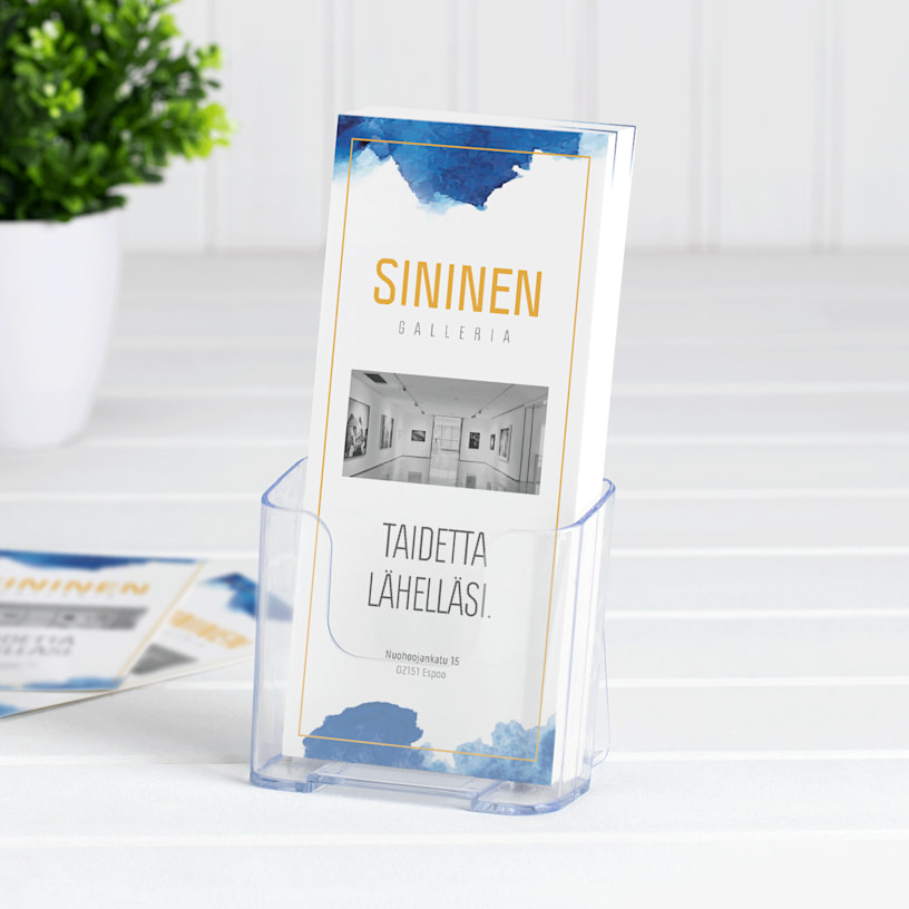 Muovinen DL-esiteteline, jossa nippu gallerian esitteitä.