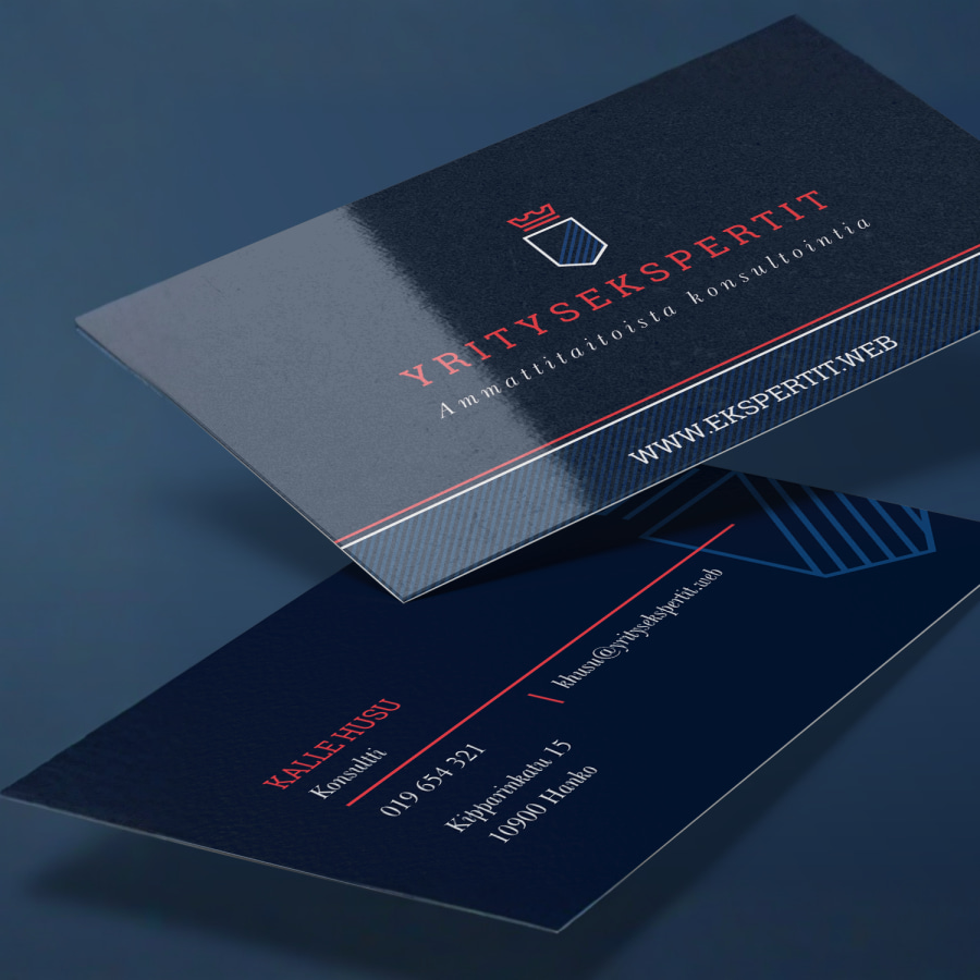 Konsultointiyrityksen kiiltäviä käyntikortteja, näytettynä sekä edestä että takaa.