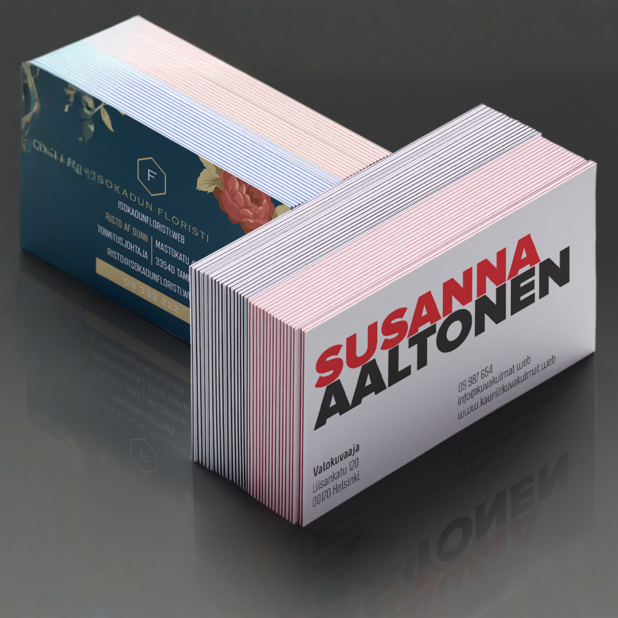 Kaksi pinoa kahden eri yrityksen Triplex-käyntikortteja.