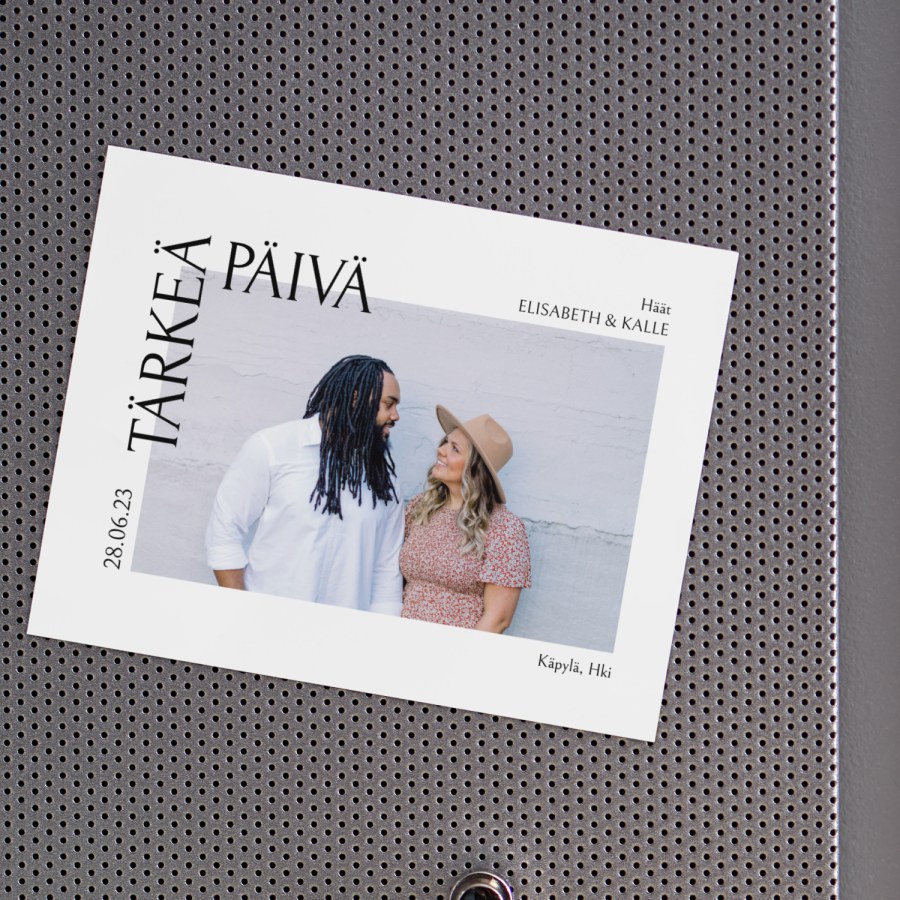 Tärkeästä päivämäärästä muistuttava magneetti, jossa on valokuva pariskunnasta. 