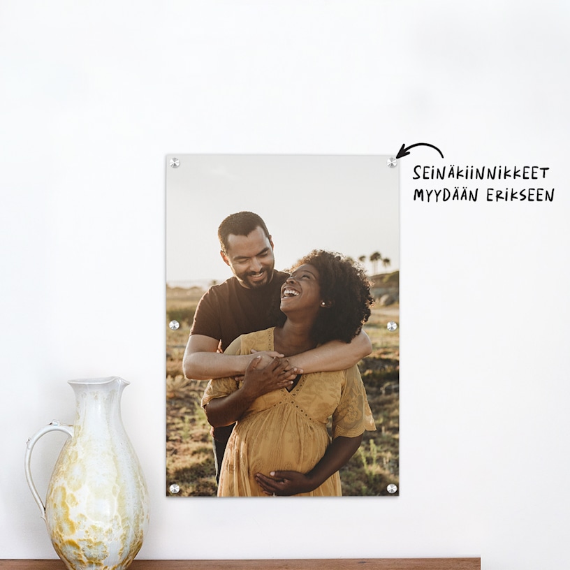 Akryylitaulu, jossa on nuoren parin äitiyskuva. 