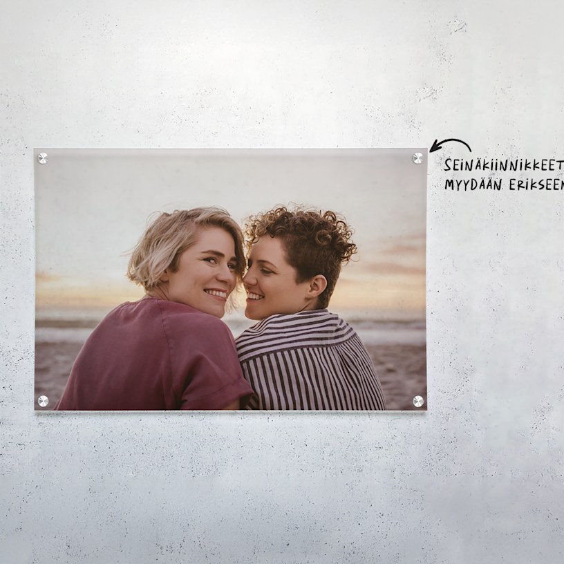 Akryylituloste, jossa on nuori pariskunta rannalla. 