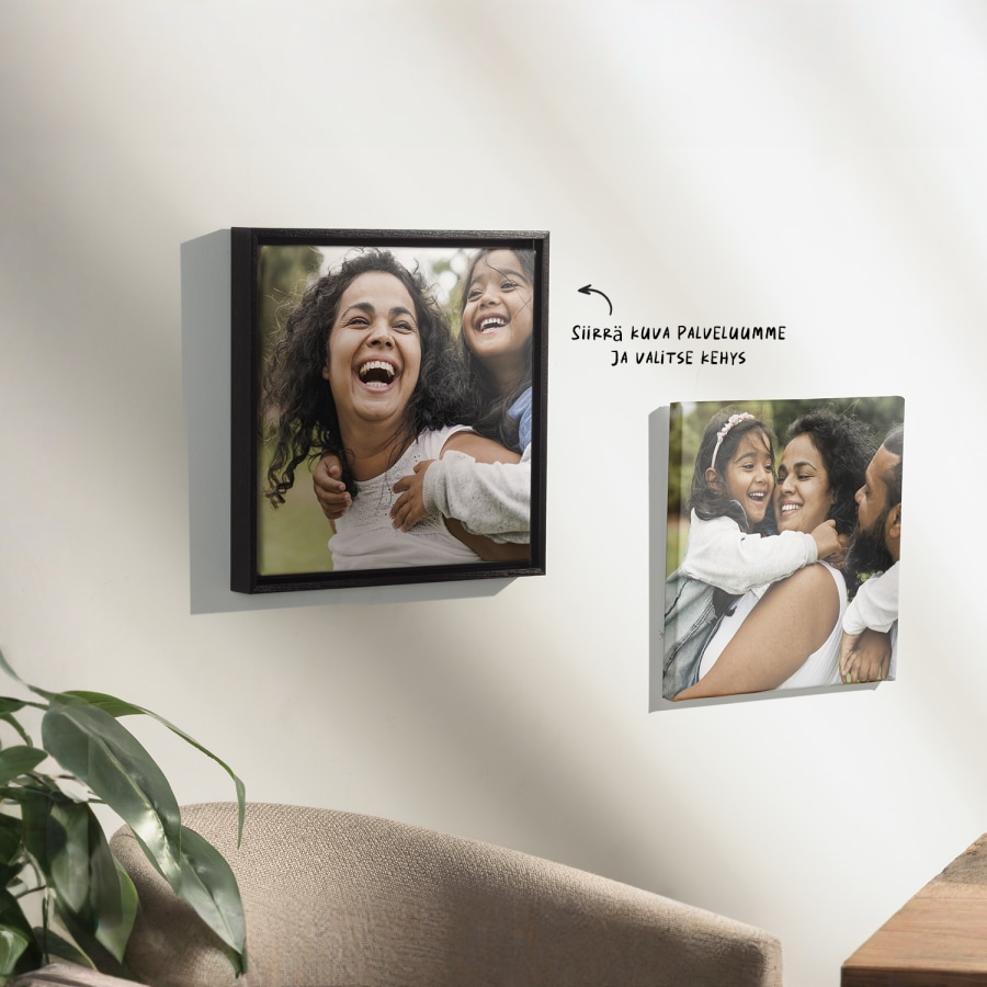 Kaksi personoitua, perhekuvia esittelevää canvas-taulua seinälle ripustettuina sekä ilmoitus siitä, että voit ladata omat kuvasi palveluun ja lisätä sitten tauluun haluamasi kehyksen. 