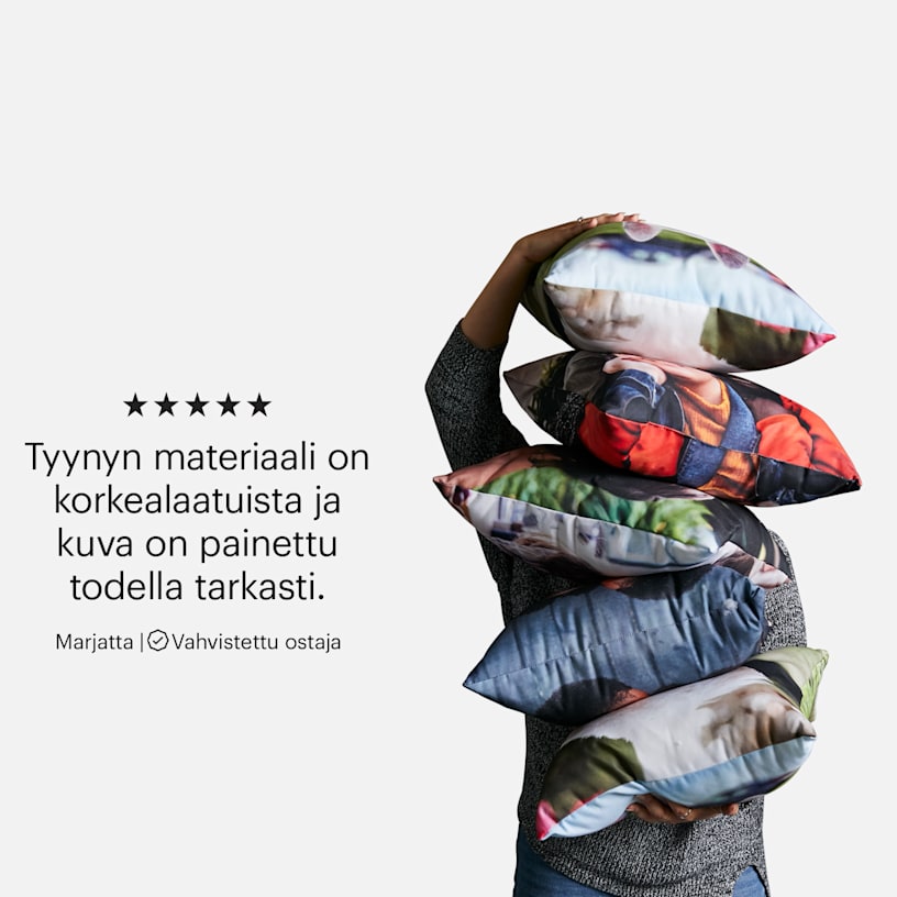 Henkilö pitelemässä pinoa tyynyjä. Asiakasarvostelu personoiduista tyynyistä: ”Tyynyn materiaali on korkealaatuista ja kuva on painettu todella tarkasti.”