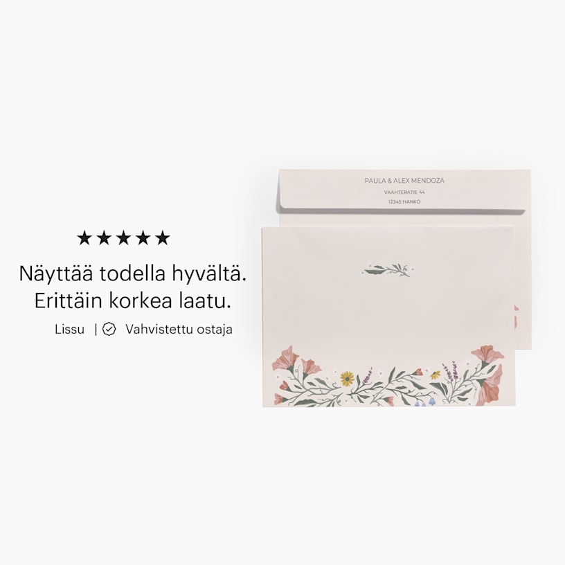 Kukka-aiheisen kirjekuoren etu- ja takapuolelle on painettu vastaanottajan osoite ja vastausosoite sekä asiakasarvostelu: ”Todella tyylikäs. Laatu on erittäin korkeaa.” 