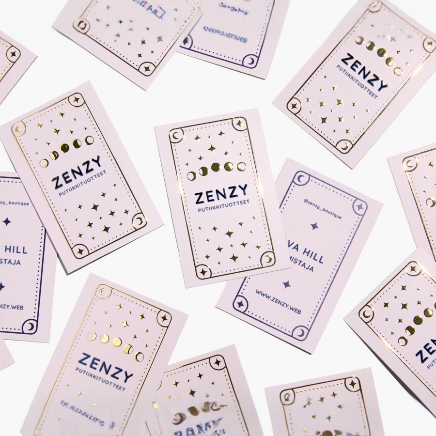 Kohokuvioitu käyntikortti, joka mainostaa putiikkia.