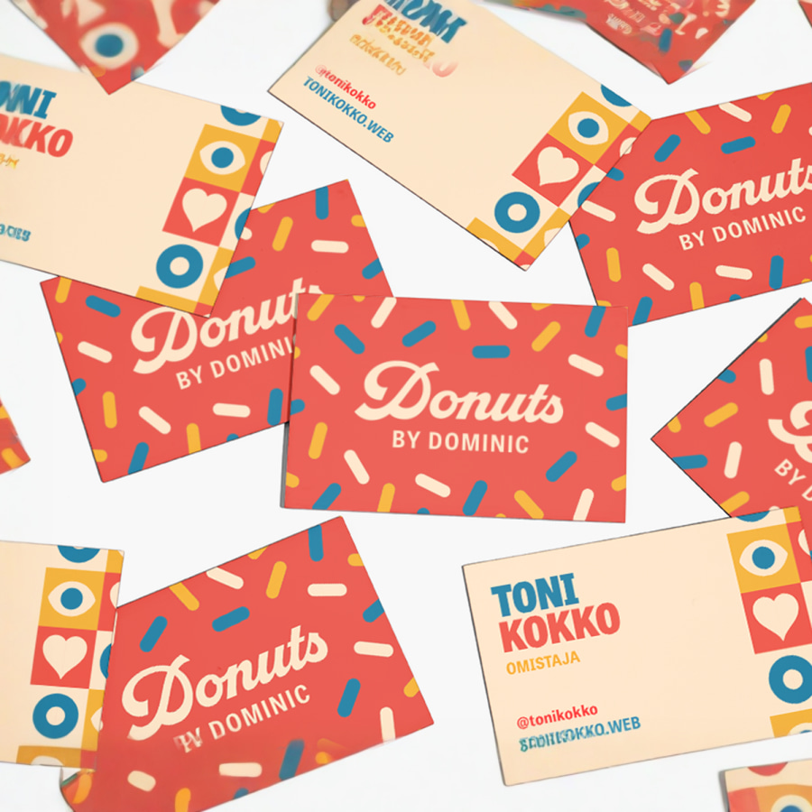 Donitsimyymälän Triplex-käyntikortteja etu- ja takapuolelta kuvattuna.