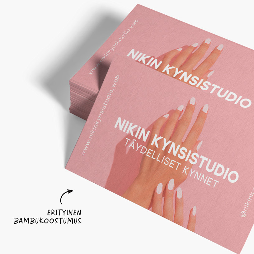 Pino kynsistudion bambukäyntikortteja viestillä, joka korostaa niiden erottuvaa bambutekstuuria.