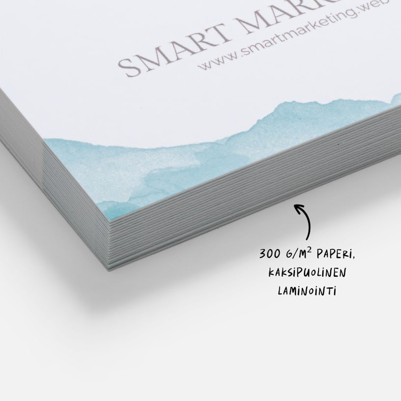 Lähikuva pinosta soft touch -käyntikortteja huomautuksella, joka korostaa paperin 300 g/m²:n paksuutta ja kaksipuolista laminointia.