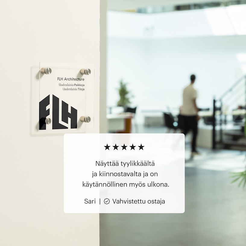 neliönmuotoinen logolla varustettu akryylitaulu toimiston puisessa ovessa