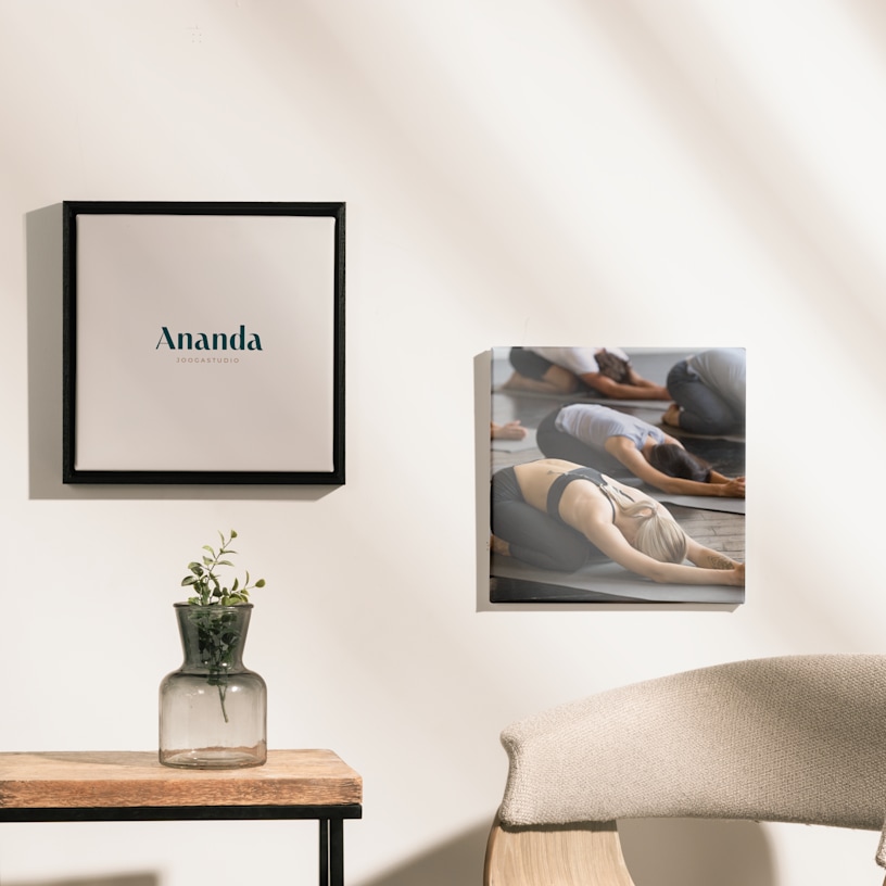 Kaksi canvas-taulua (yksi kehystetty ja yksi kehystämätön) joogastudiota varten. Toiseen on painettu joogastudion nimi ja toinen kuvaa ryhmäopetusta ja lapsen asentoa.