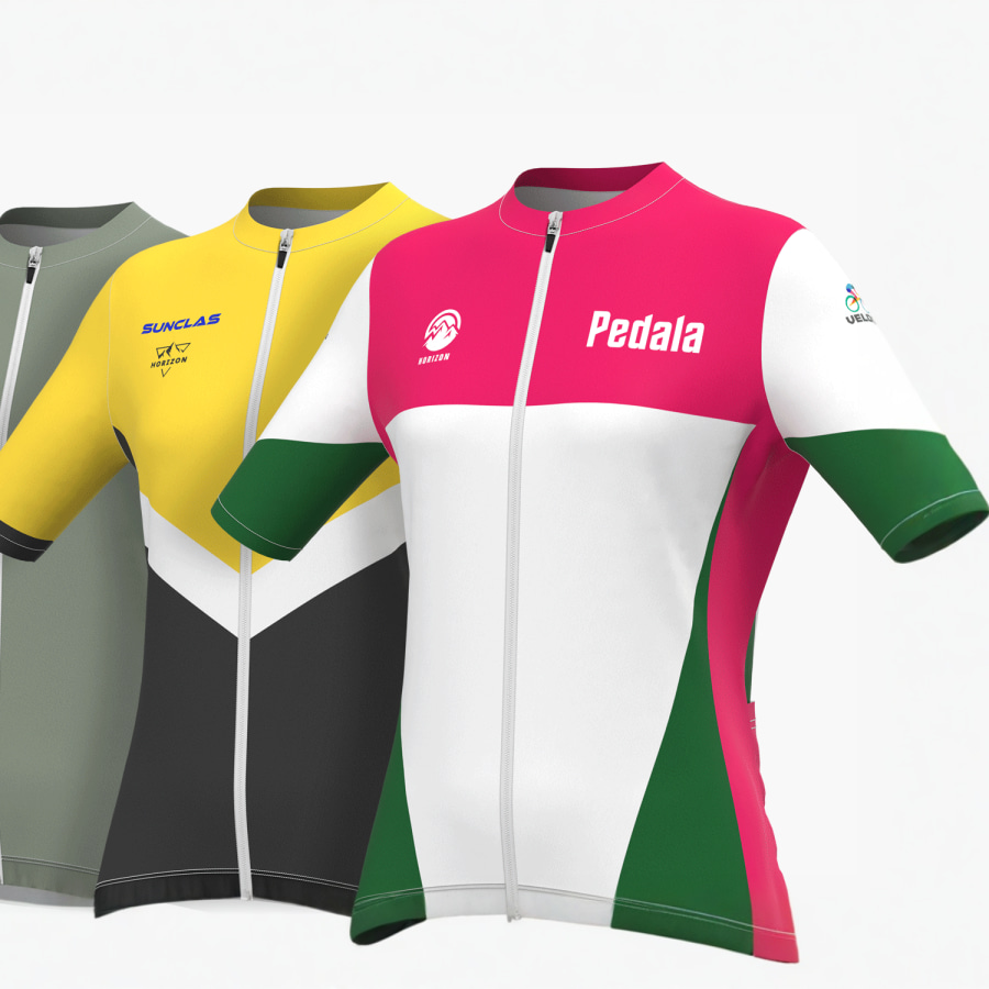 3 modèles différents d’un maillot de cyclisme pour femme entièrement personnalisable faisant la promotion de trois entreprises de cyclisme avec un graphisme à l’avant.