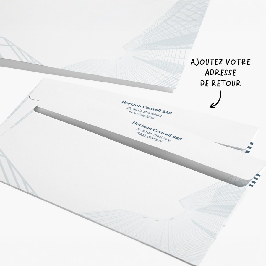 Des enveloppes commerciales dont le rabat est imprimé avec l’adresse d’un groupe de conseil, avec la note « Ajoutez votre adresse de retour ». 