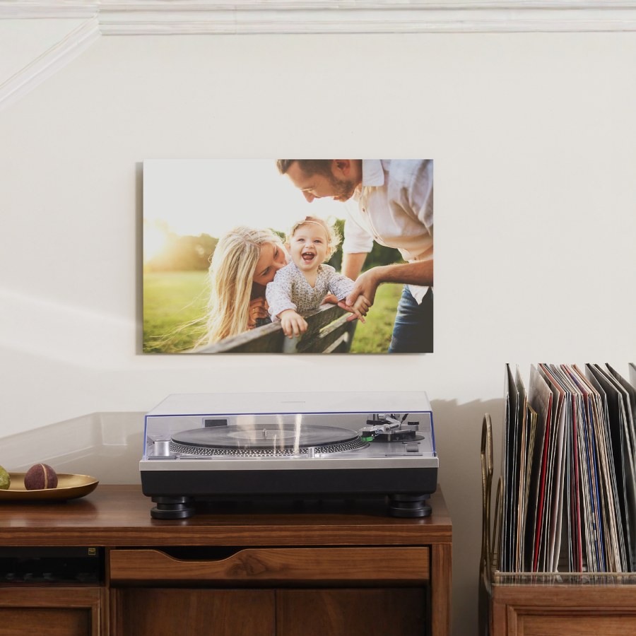 Un tableau photo en aluminium illustrant une famille heureuse.