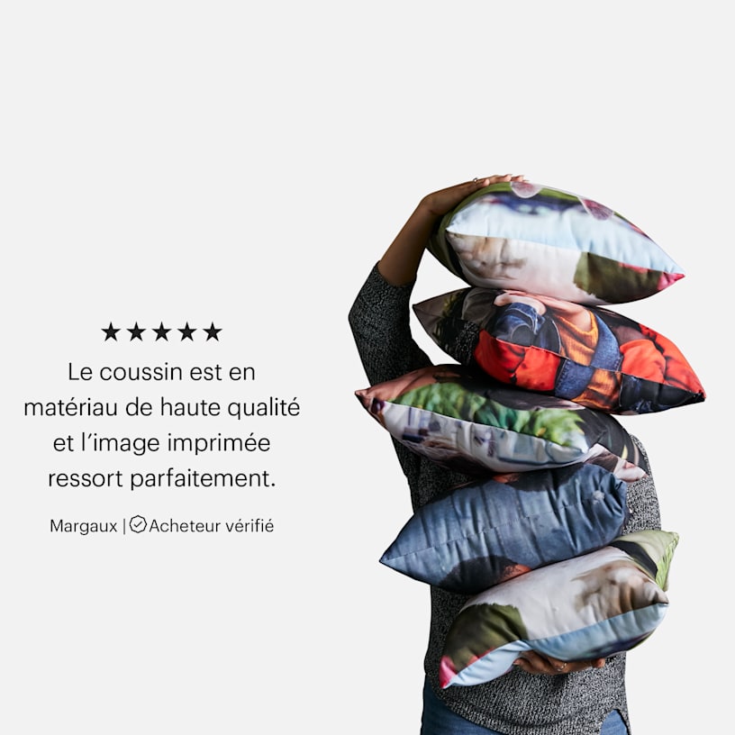 Une personne portant une pile de coussins photo. Il y a un avis client sur les coussins personnalisés : « Le coussin est en matériau de haute qualité et l’image imprimée ressort parfaitement ».