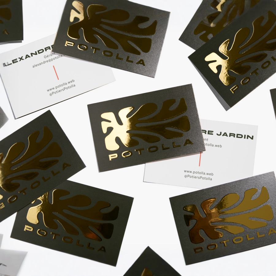 Recto et verso de plusieurs cartes de visite effet métallisé en relief d’un studio de céramique.