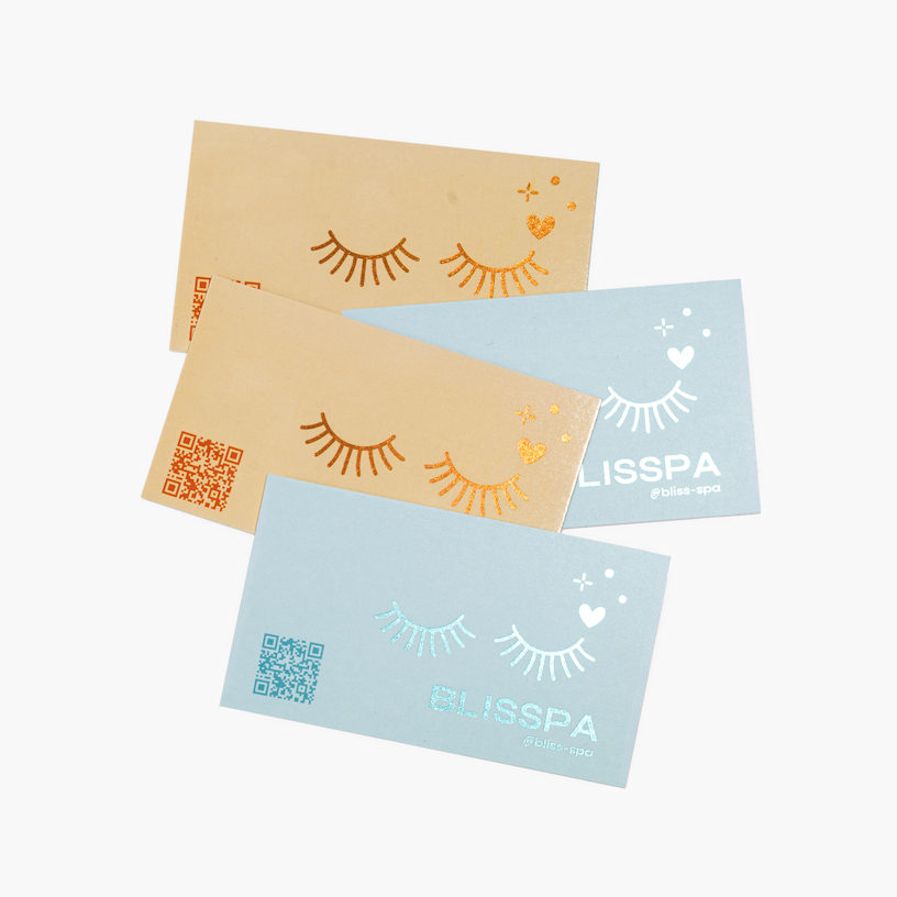 Recto et verso d’une carte de visite effet métallisé pour un spa, avec un code QR.