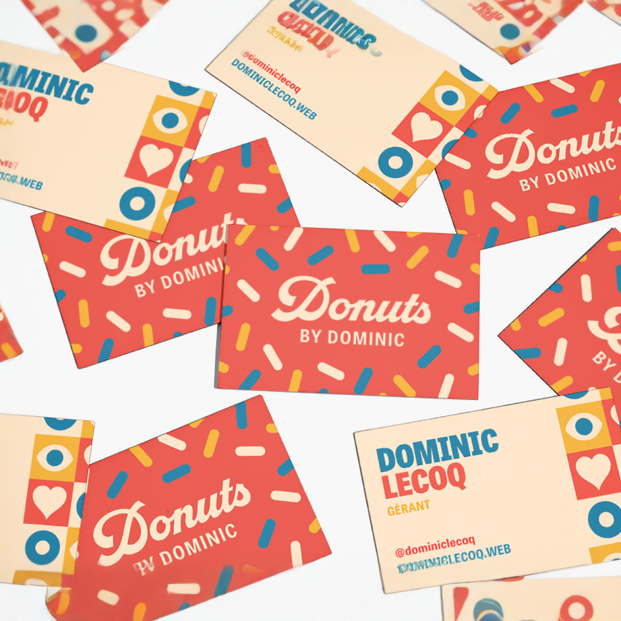 Recto et verso de plusieurs cartes de visite multi-couches pour une boutique de beignets.
