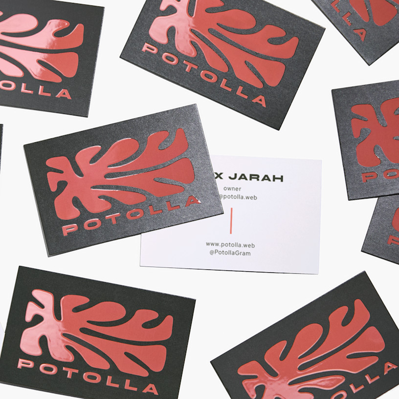 Vue avant et arrière de cartes de visite vernis sélectif pour Potolla, une microentreprise.