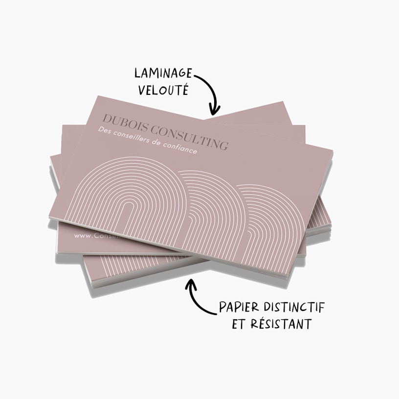Une pile de cartes de visite Soft Touch pour un cabinet de conseil avec une note indiquant qu’elles sont réalisées dans un papier résistant spécial avec une finition « velours ».