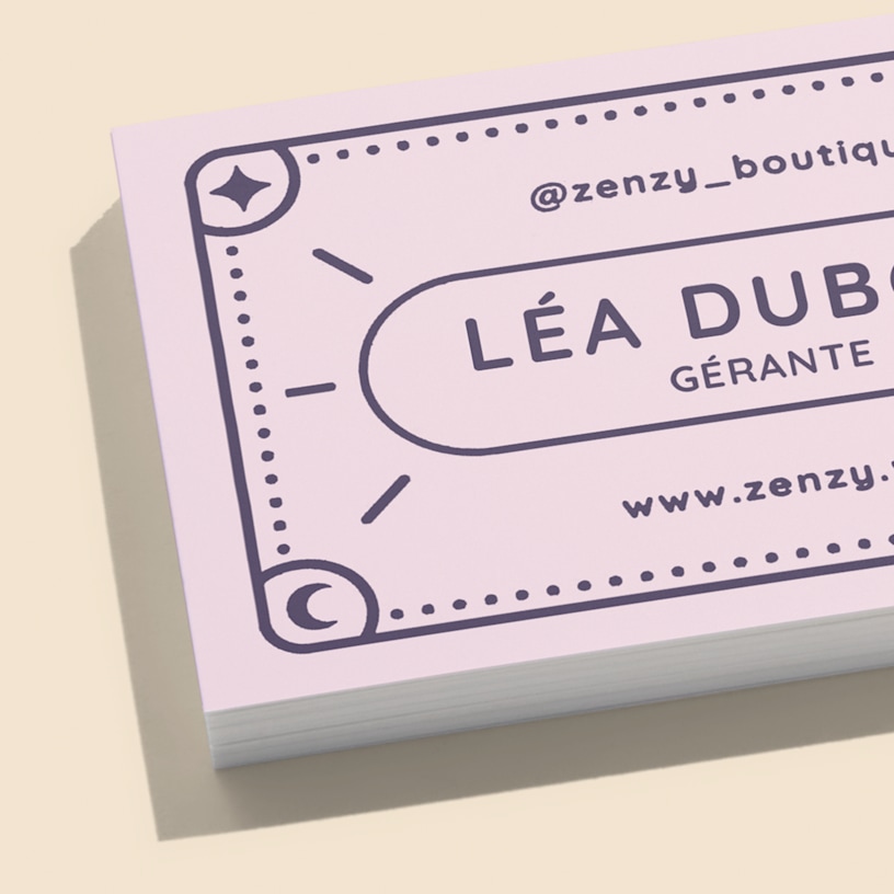 Gros plan sur une pile de cartes de visite Soft Touch pour une boutique.