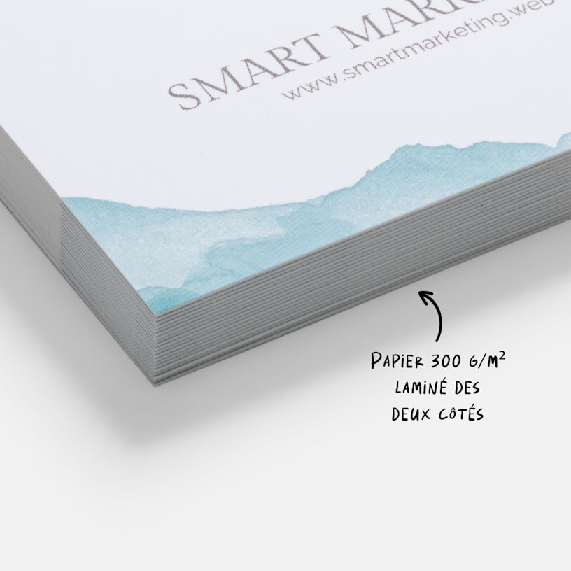 Gros plan sur une pile de cartes de visite Soft Touch avec une note indiquant un grammage de 300 g/m² et une lamination double face.