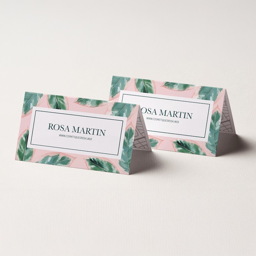 Une carte de visite pliée pour une personne nommée Rosa Lopez.