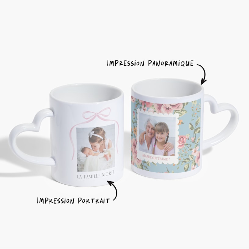 Deux mugs cœur, l’un imprimé avec un nom de famille, l’autre personnalisé pour une grand-mère. Une note indique que deux types d’impression sont possibles : portrait et panoramique. 