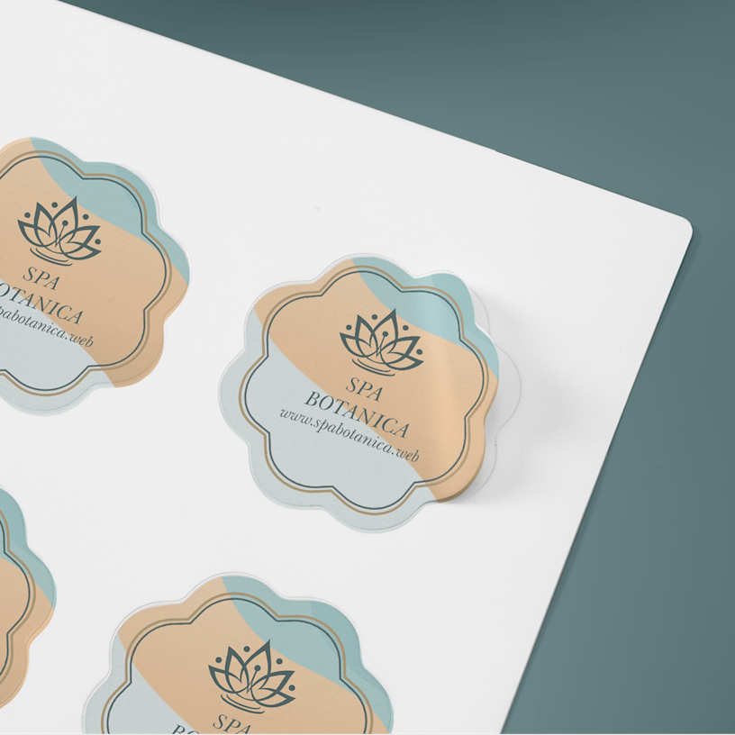 Une feuille d’autocollants en forme de fleur, conçue pour un spa.