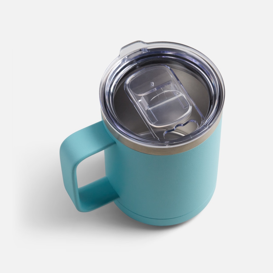 Une tasse de voyage de 440 ml bleu clair photographié en plongée, montrant son couvercle coulissant. 